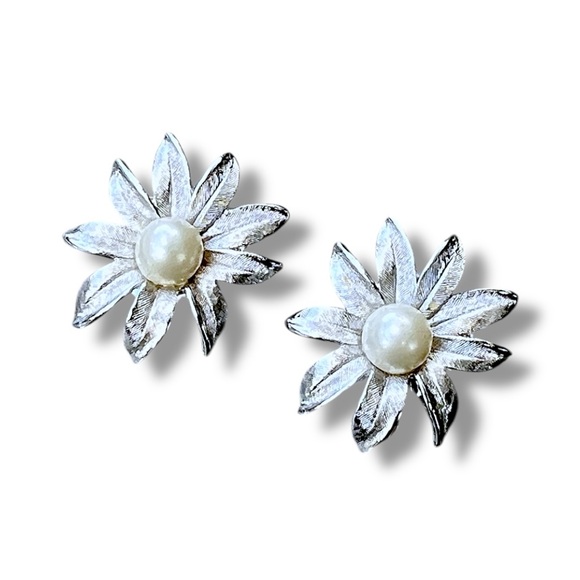 VINTAGE 50s Flower and Faux Pearl Clip Earrings by Judy Lee  Private Collection - Picture 4 of 8